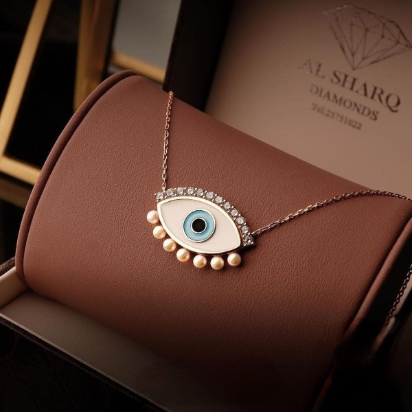 قلادة لؤلؤة وعين