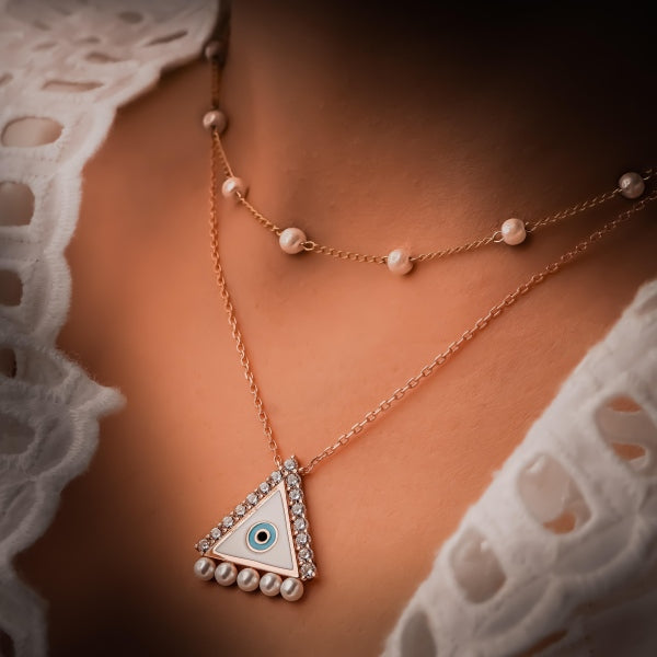 قلادة عين مثلثة