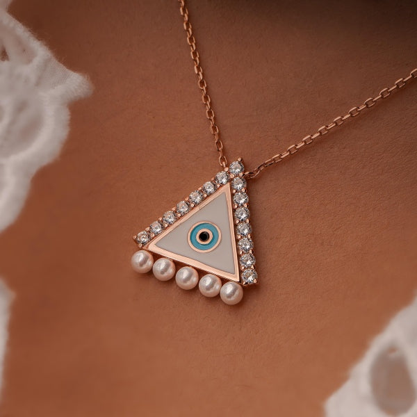 قلادة عين مثلثة